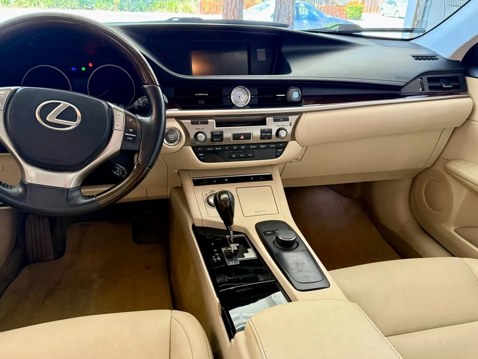 2013 Lexus ES 6th Gen - Image 5 of 12