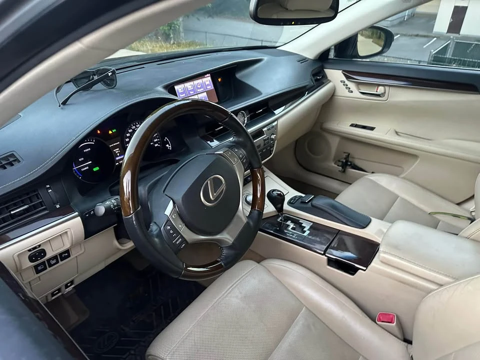 2013 Lexus CT - Image 9 of 16