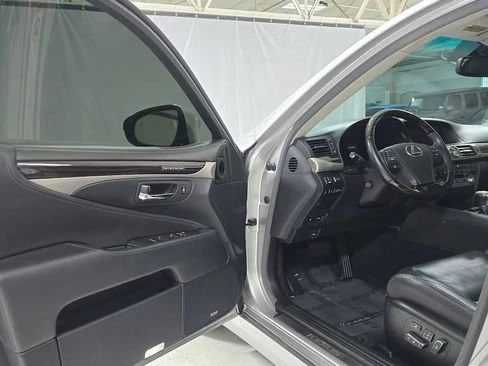 2013 Lexus LS 4th Gen - Image 16 of 17