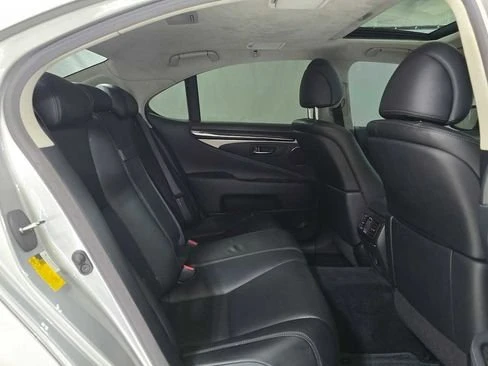 2013 Lexus LS 4th Gen - Image 9 of 17