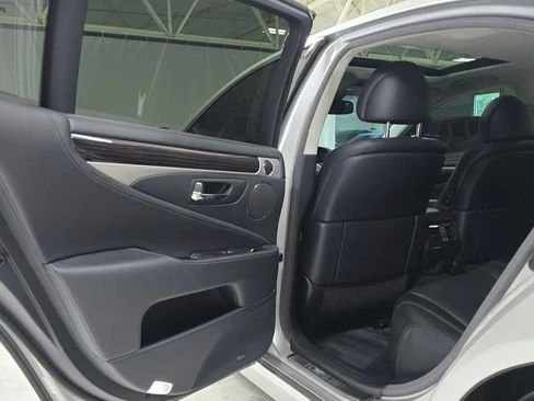 2013 Lexus LS 4th Gen - Image 12 of 17