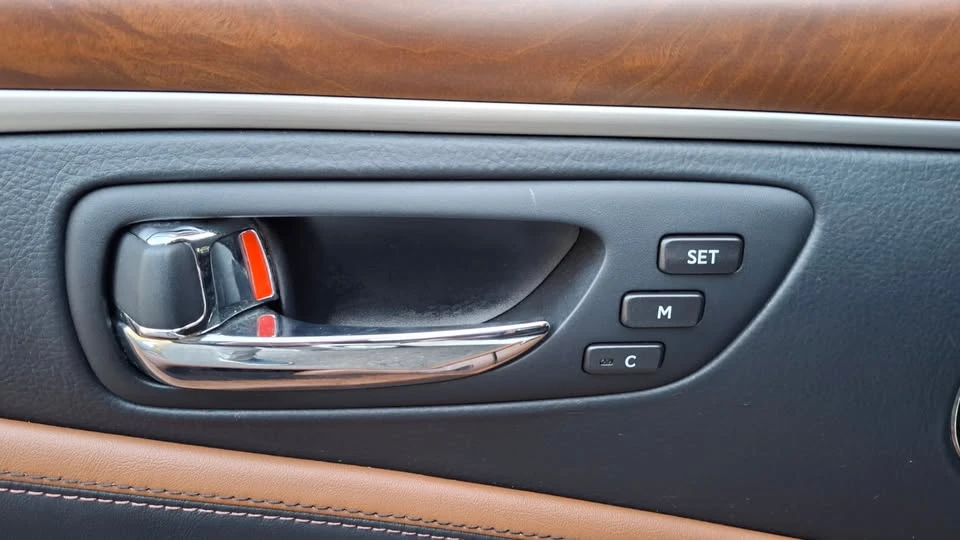 2013 Lexus LS 4th Gen - Image 18 of 20