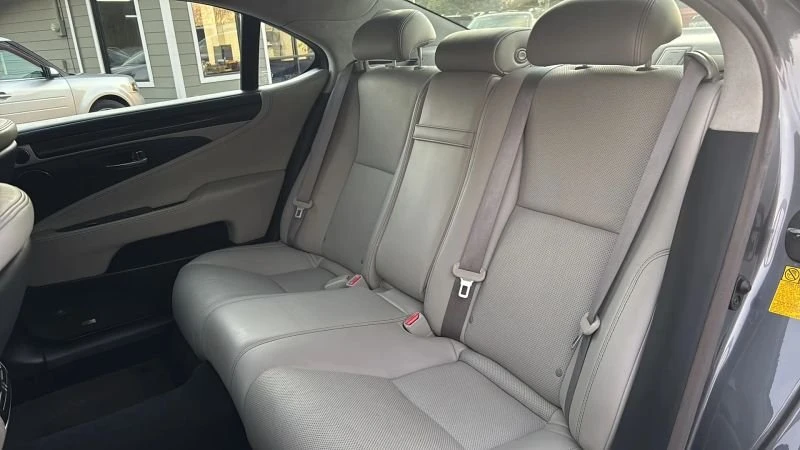 2013 Lexus LS 4th Gen - Image 16 of 20