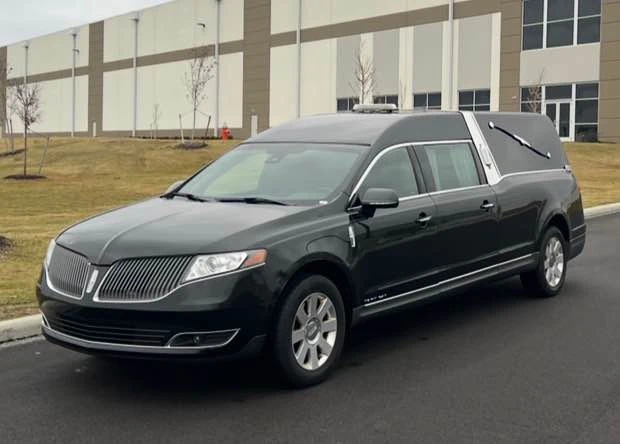 2013 Lincoln MKT - Image 2 of 2