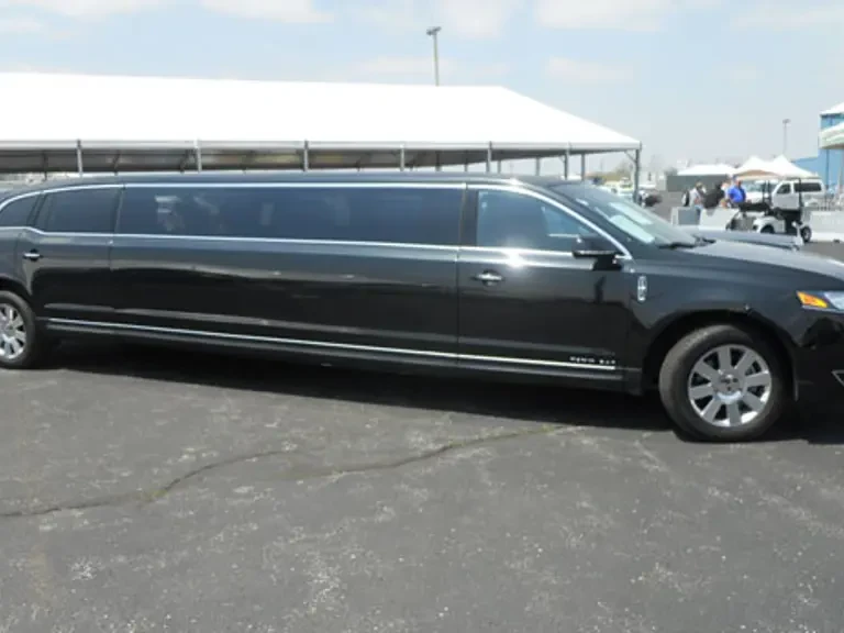 2013 Lincoln MKT - Image 2 of 2