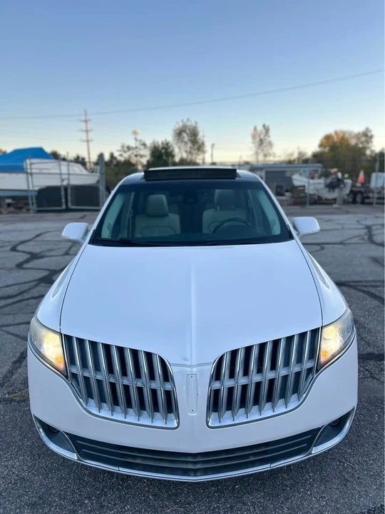 2013 Lincoln MKT - Image 2 of 16