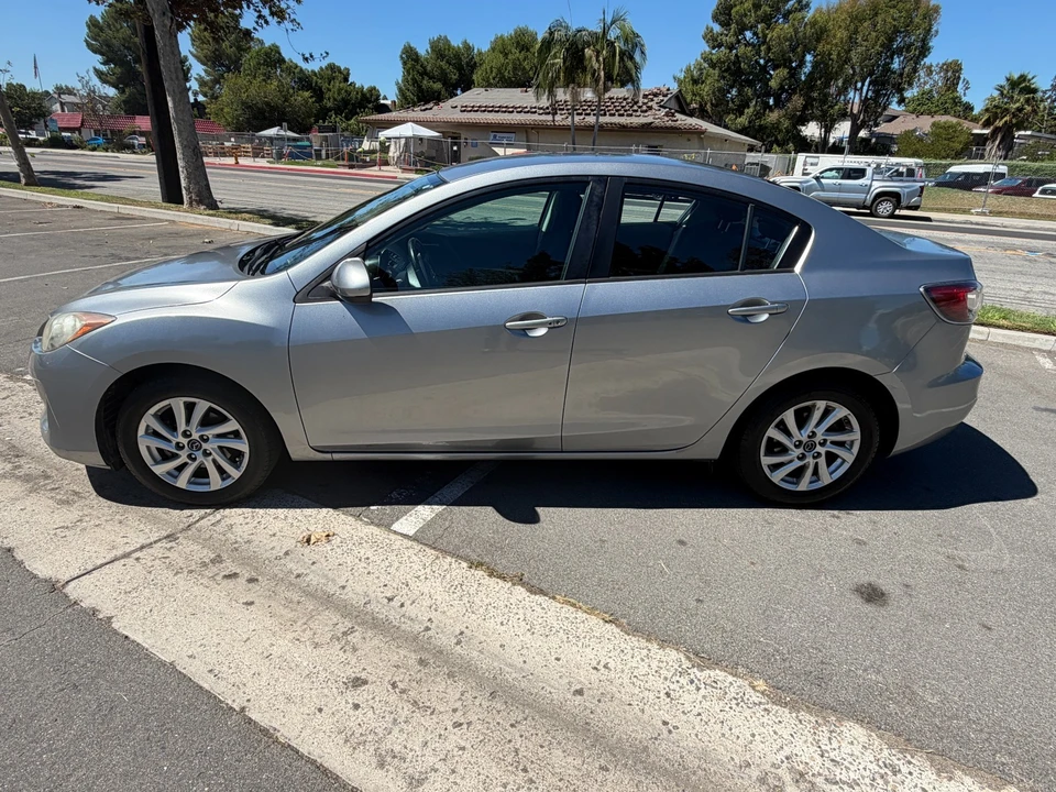 2013 Mazda Mazda 3 2nd Gen - Image 2 of 5
