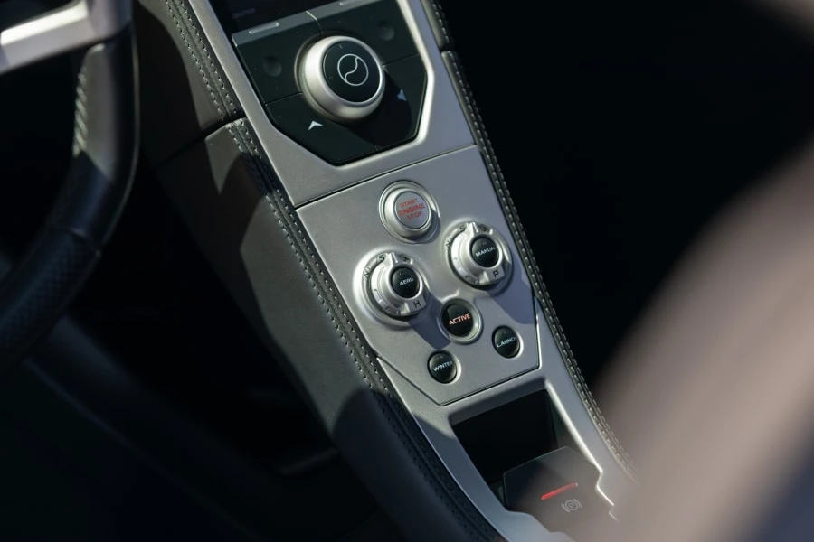 2013 McLaren MP4-12C - Image 29 of 31