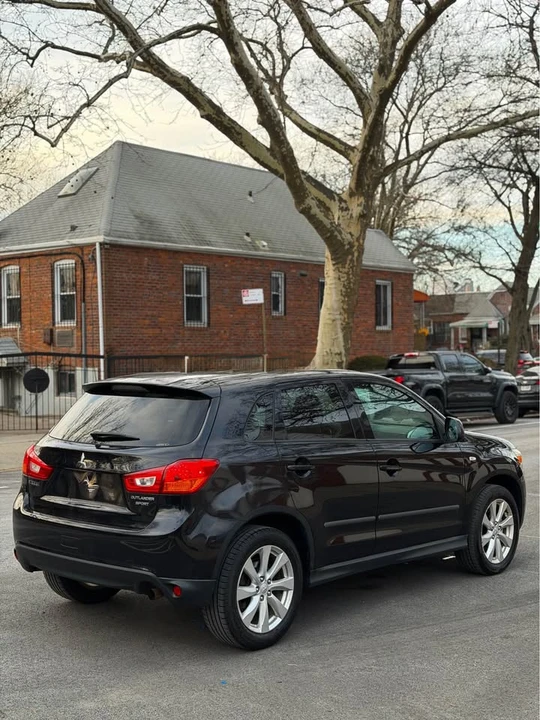 2013 Mitsubishi Outlander - Image 5 of 17
