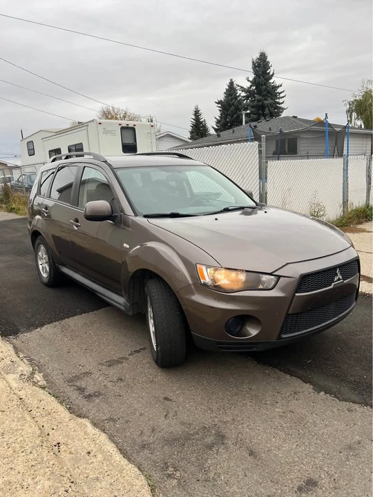 2013 Mitsubishi Outlander - Image 2 of 7