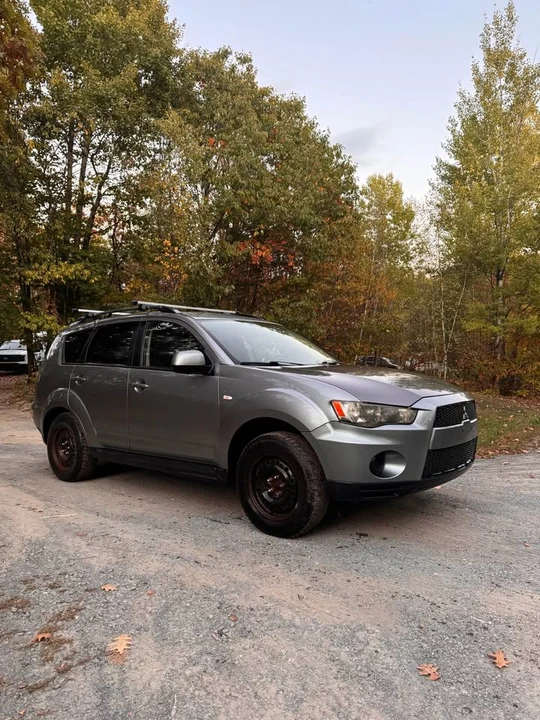 2013 Mitsubishi Outlander - Image 2 of 9
