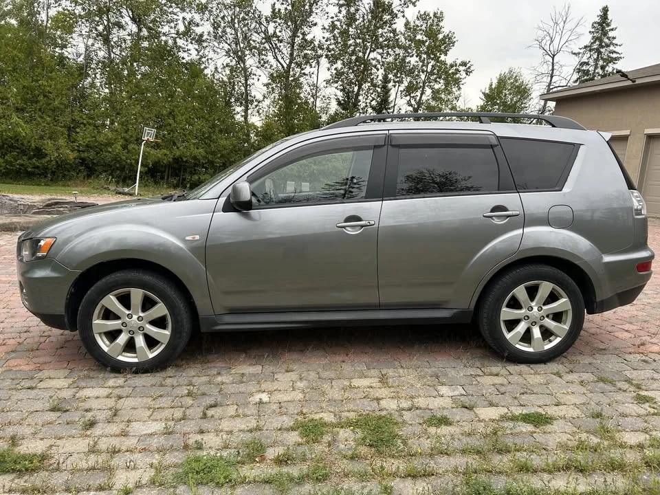 2013 Mitsubishi Outlander - Image 4 of 10