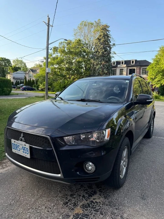 2013 Mitsubishi Outlander - Image 2 of 4