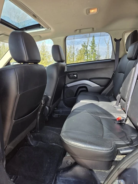 2013 Mitsubishi Outlander - Image 8 of 11