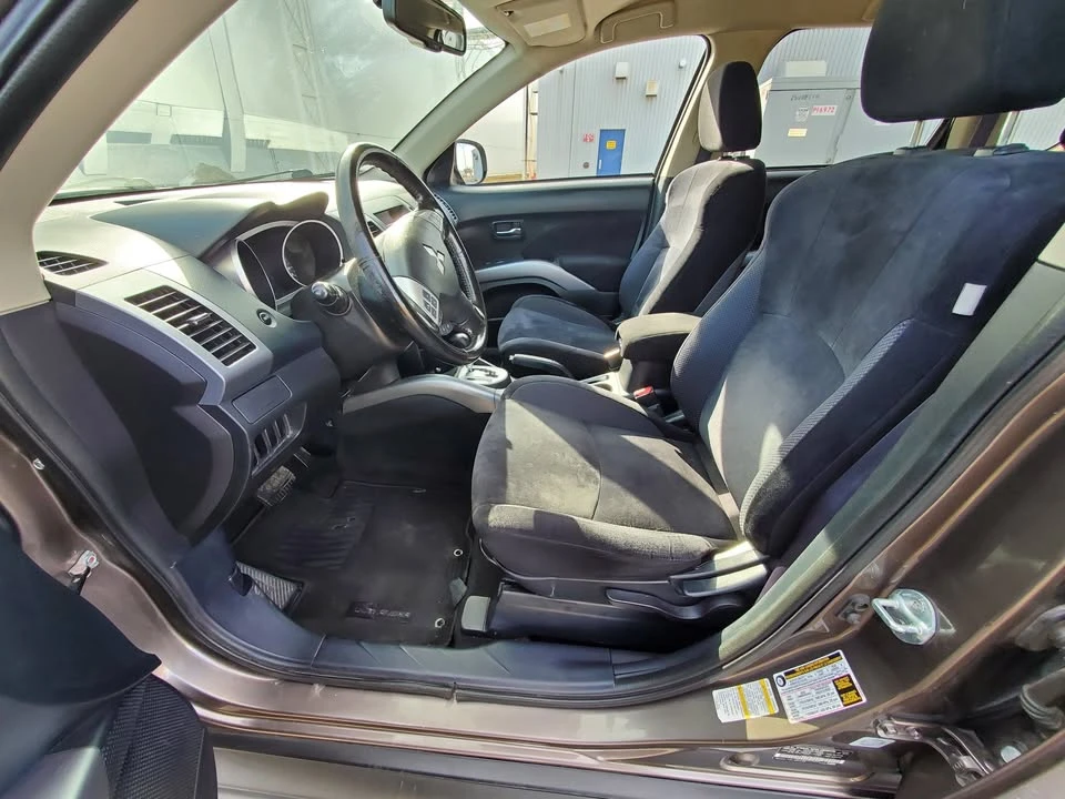 2013 Mitsubishi Outlander - Image 9 of 18