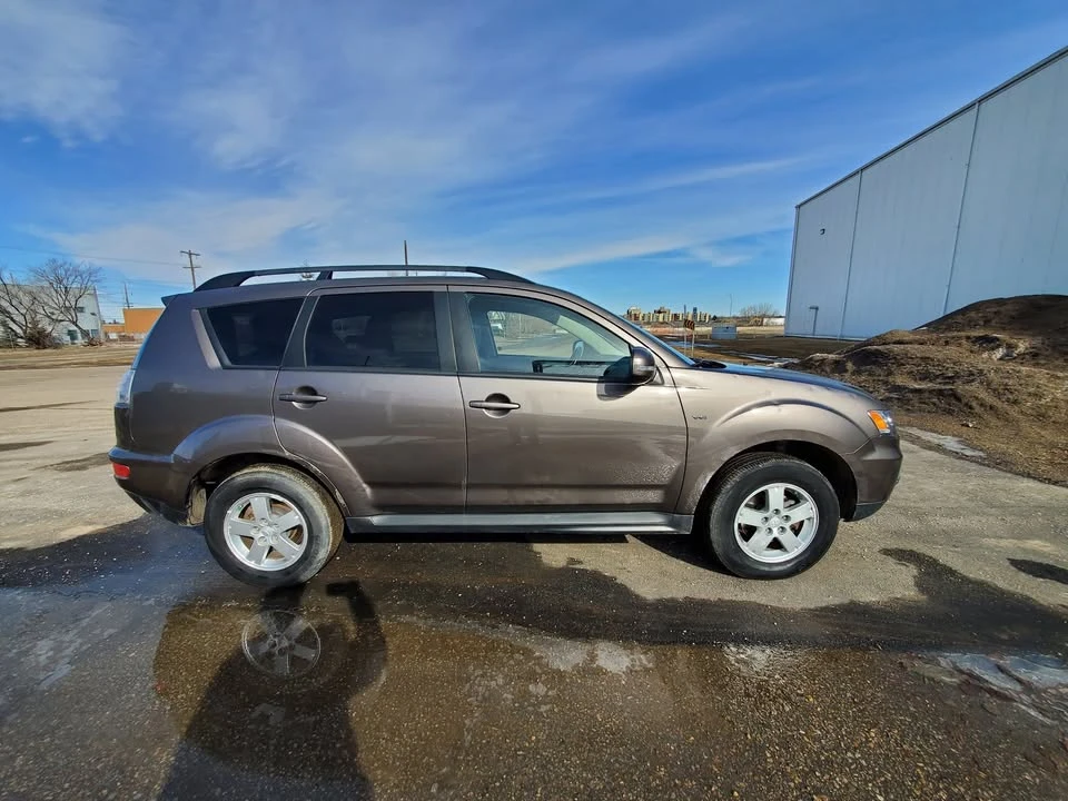 2013 Mitsubishi Outlander - Image 2 of 18