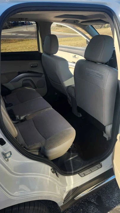 2013 Mitsubishi Outlander - Image 10 of 15