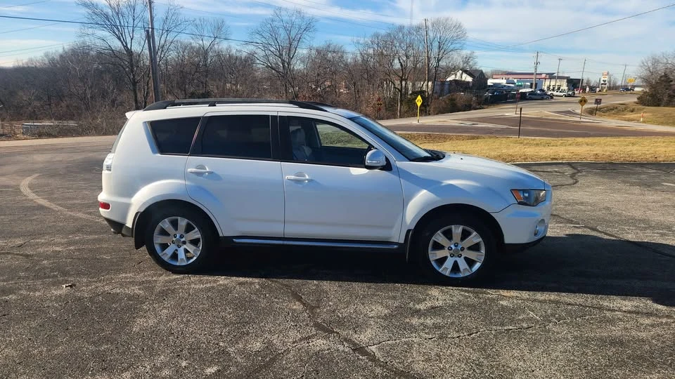 2013 Mitsubishi Outlander - Image 2 of 15