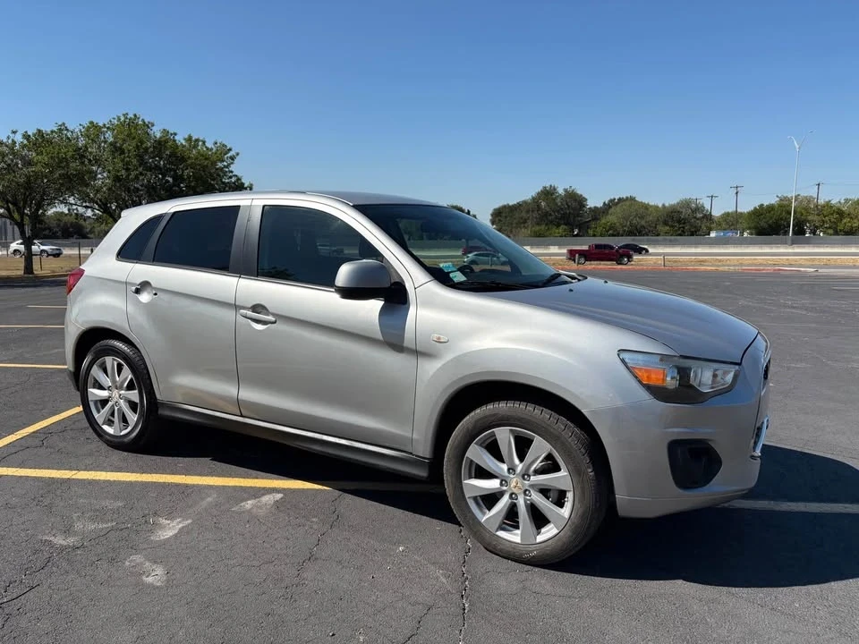 2013 Mitsubishi Outlander - Image 2 of 8