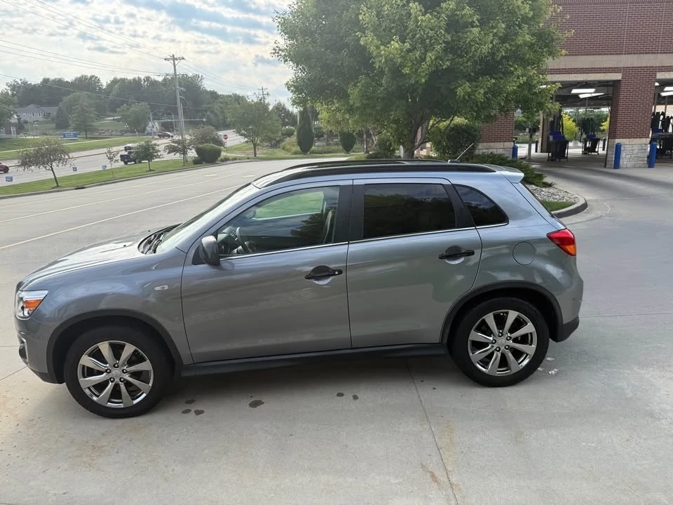 2013 Mitsubishi Outlander - Image 2 of 17