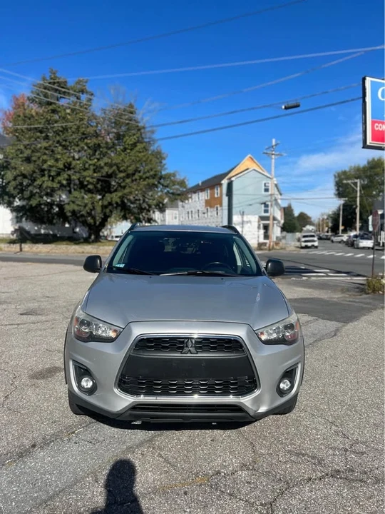2013 Mitsubishi Outlander - Image 2 of 12