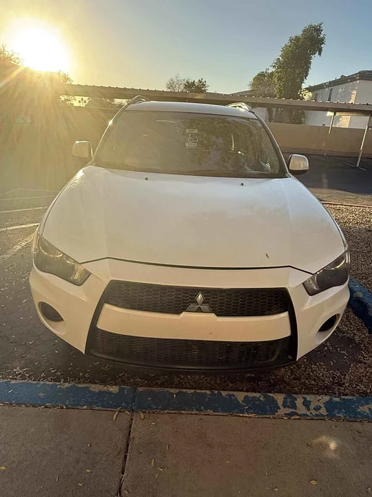 2013 Mitsubishi Outlander - Image 2 of 5