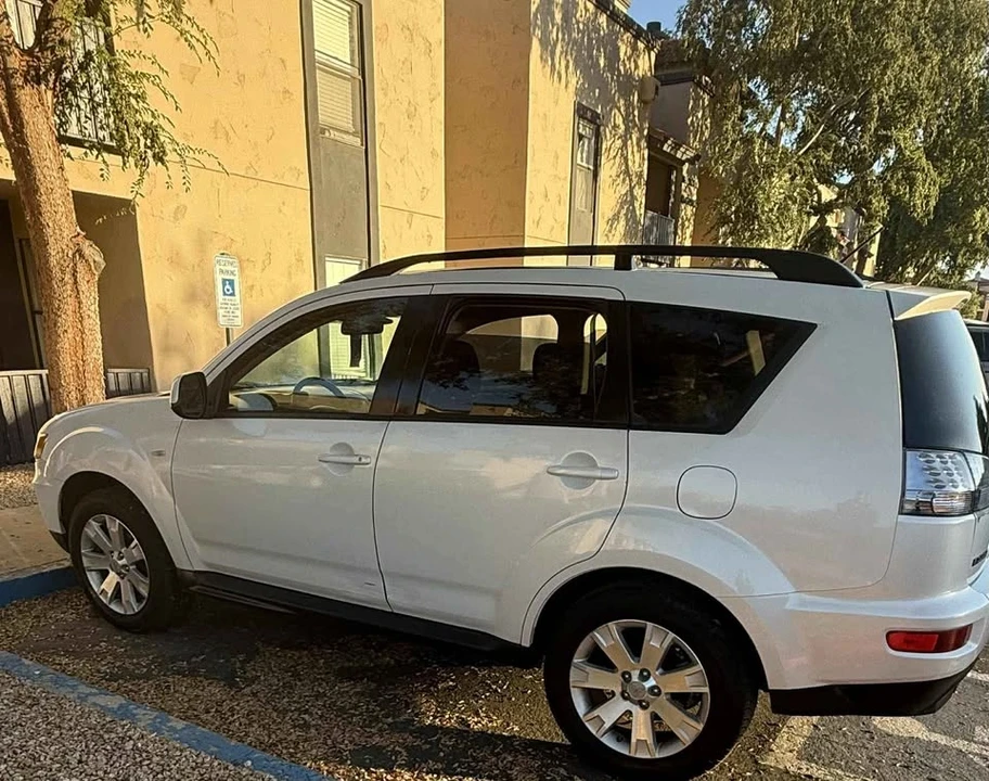 2013 Mitsubishi Outlander - Image 4 of 5