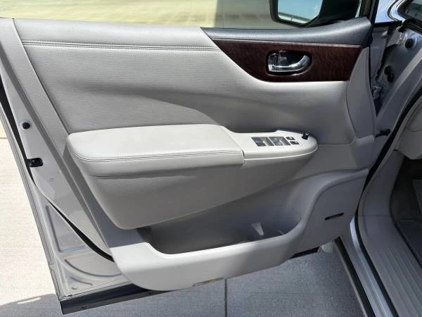 2013 Nissan Quest - Image 8 of 31