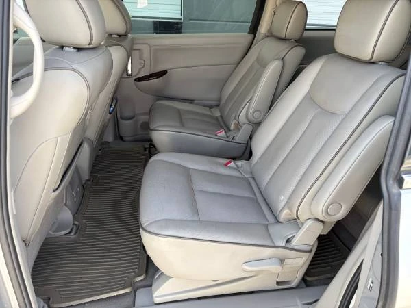 2013 Nissan Quest - Image 12 of 31
