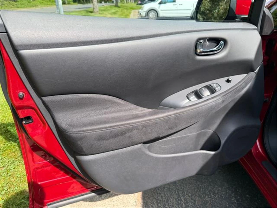 2013 Nissan Leaf - Image 16 of 31