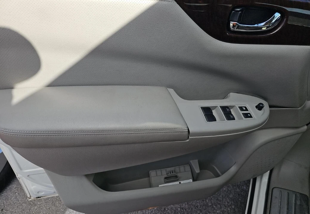 2013 Nissan Quest - Image 10 of 12