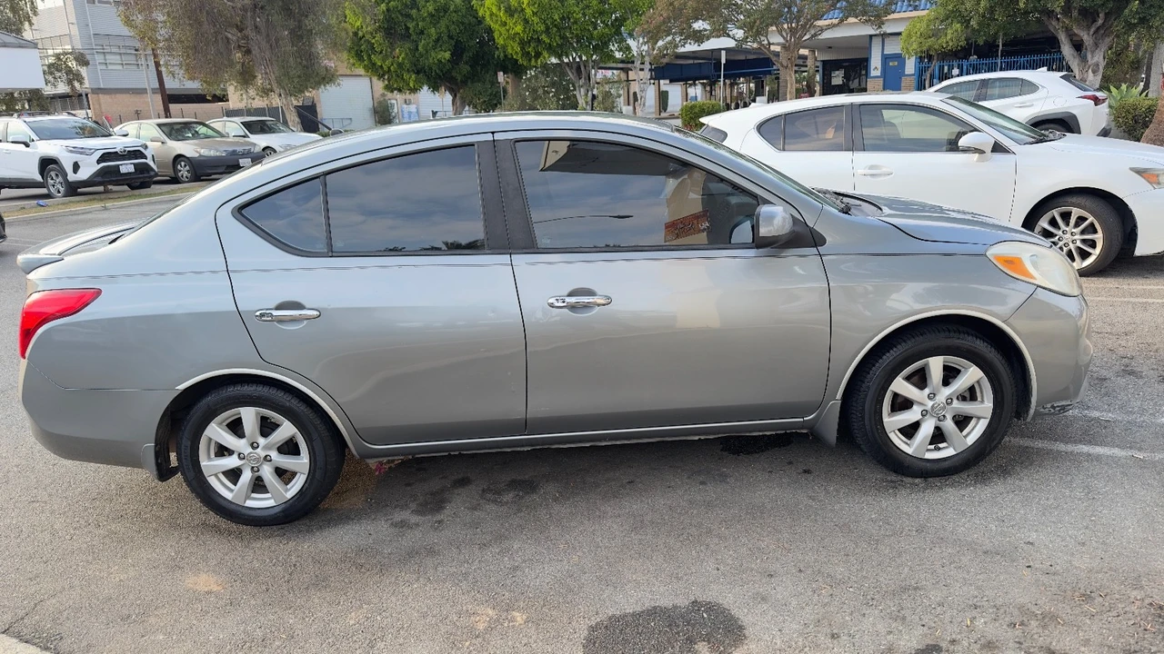 2013 Nissan Versa - Image 10 of 21