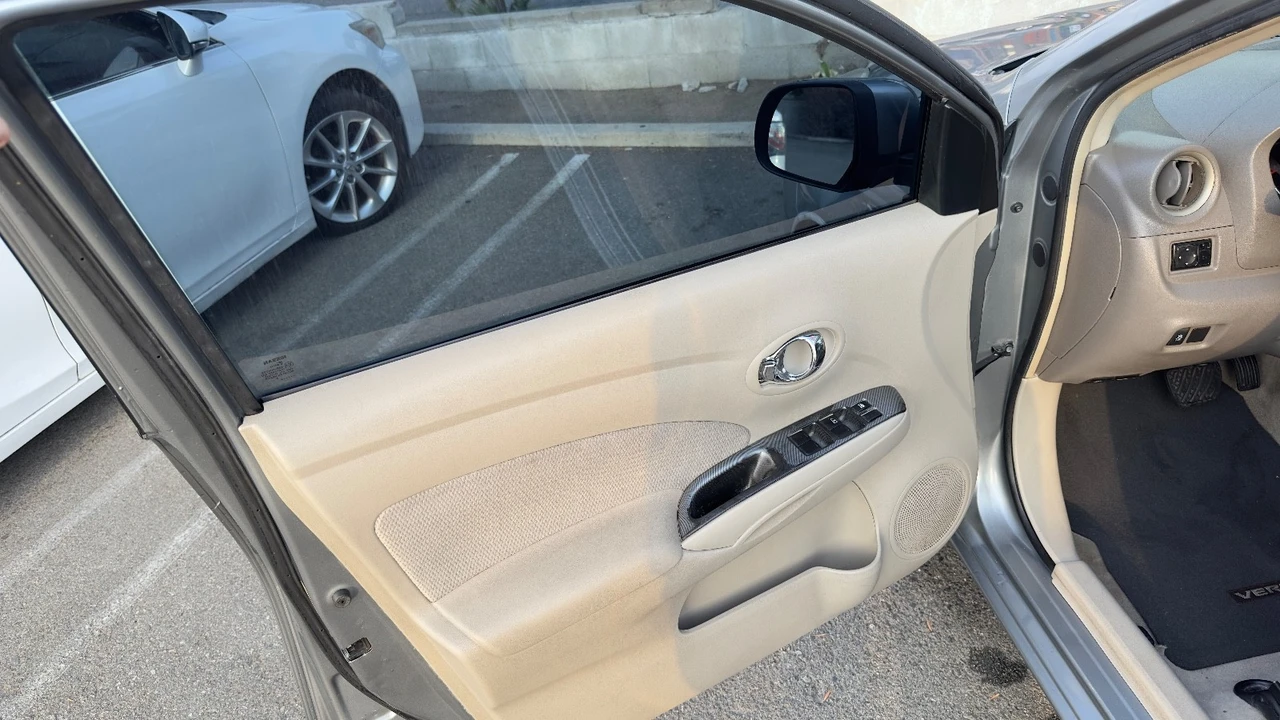 2013 Nissan Versa - Image 13 of 21