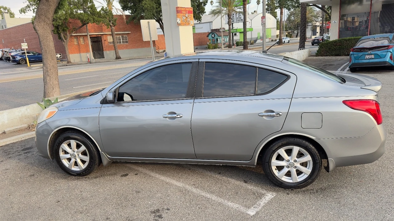 2013 Nissan Versa - Image 14 of 21