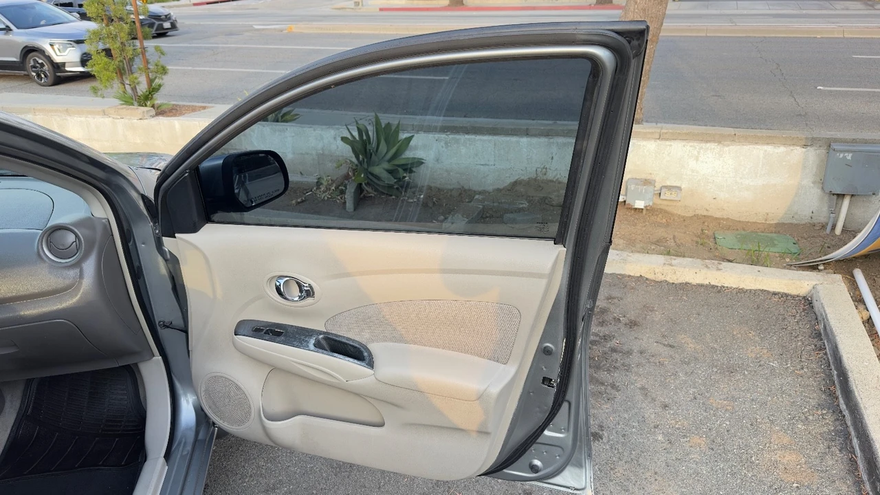 2013 Nissan Versa - Image 20 of 21