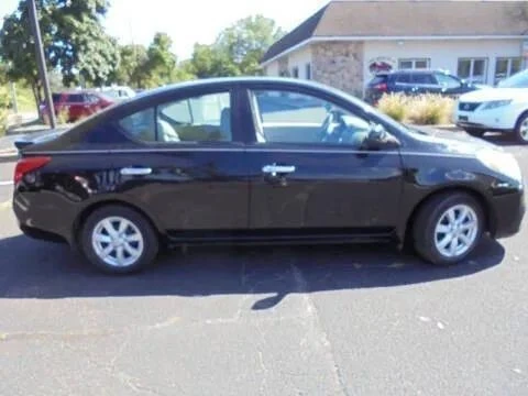 2013 Nissan Versa - Image 10 of 12