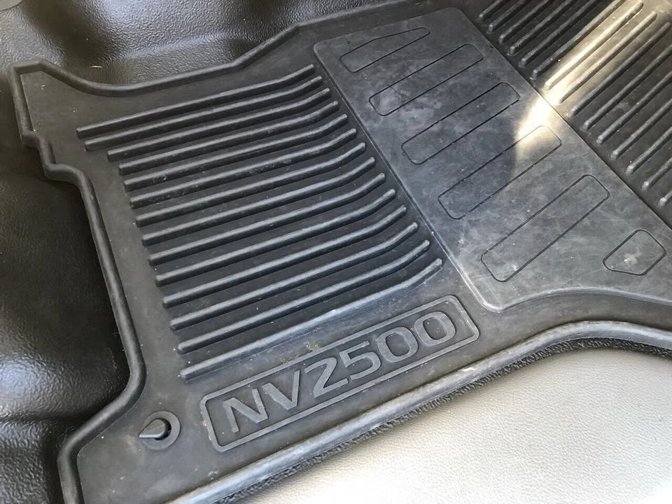 2013 Nissan NV - Image 19 of 20