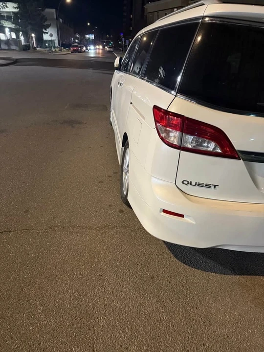 2013 Nissan Quest - Image 2 of 2