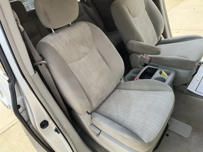 2013 Nissan Quest - Image 9 of 20