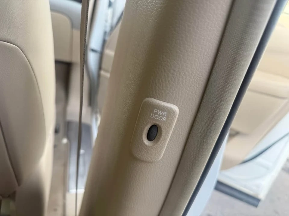 2013 Nissan Quest - Image 5 of 11