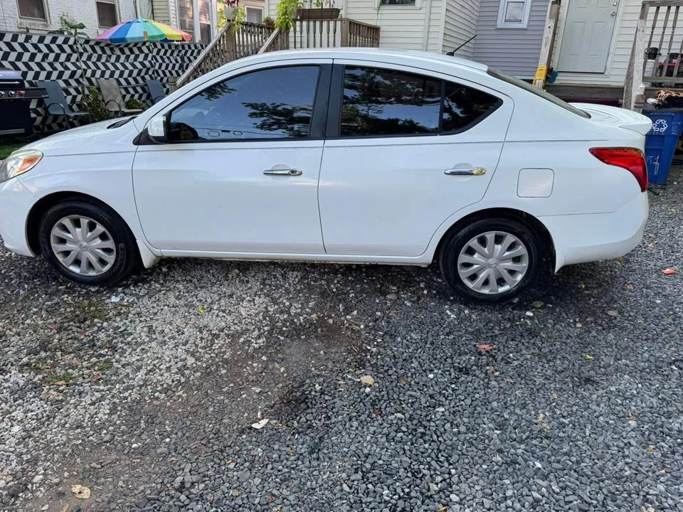2013 Nissan Versa - Image 4 of 5