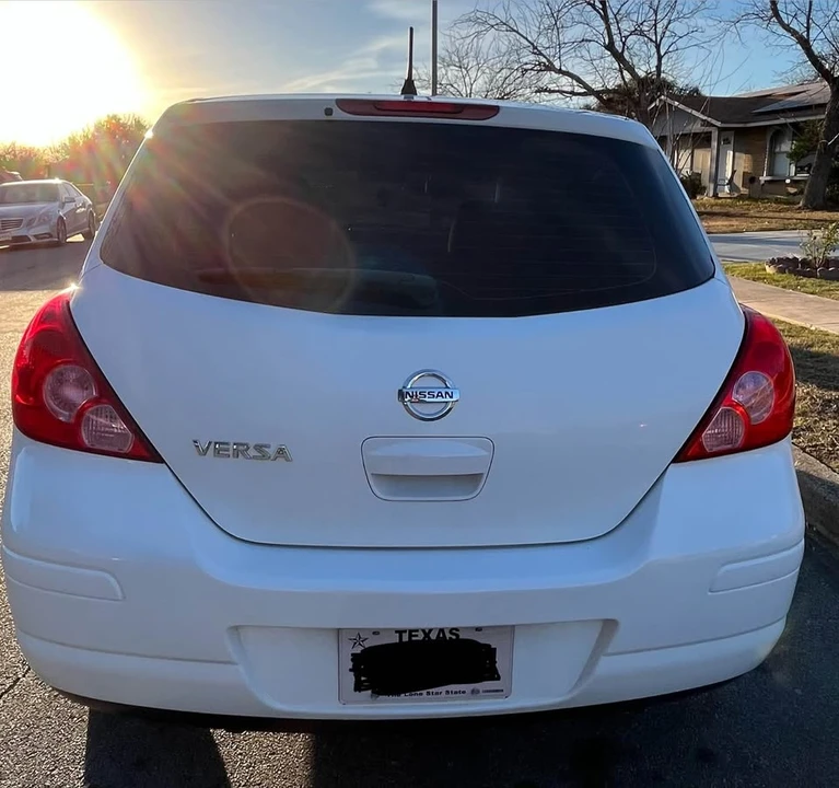 2013 Nissan Versa - Image 4 of 11