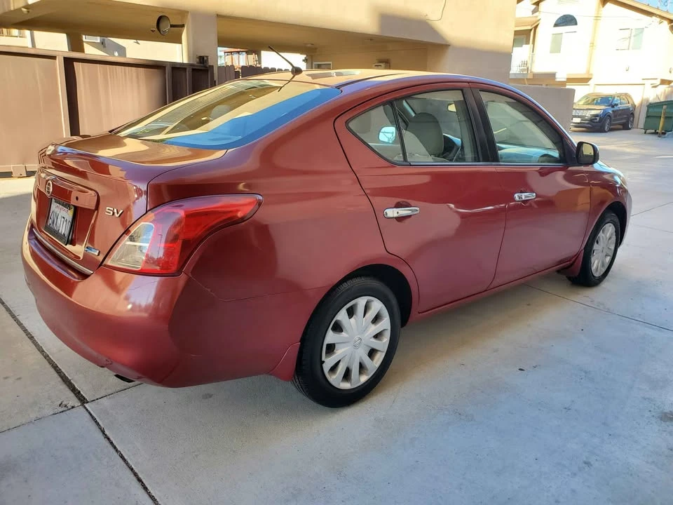 2013 Nissan Versa - Image 10 of 17