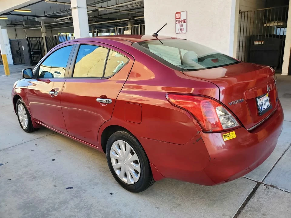 2013 Nissan Versa - Image 5 of 17