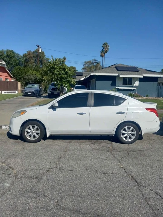 2013 Nissan Versa - Image 4 of 8