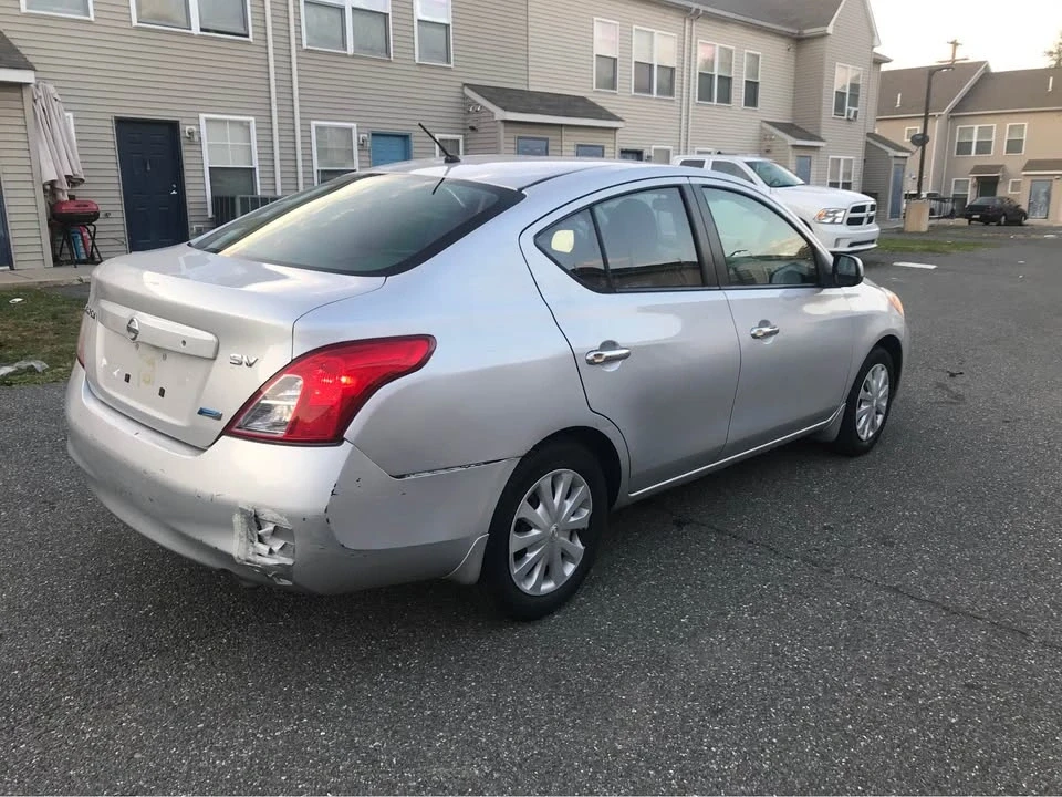 2013 Nissan Versa - Image 5 of 10