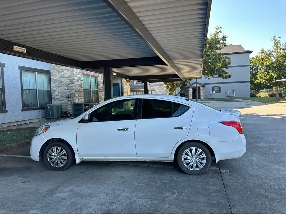2013 Nissan Versa - Image 6 of 10