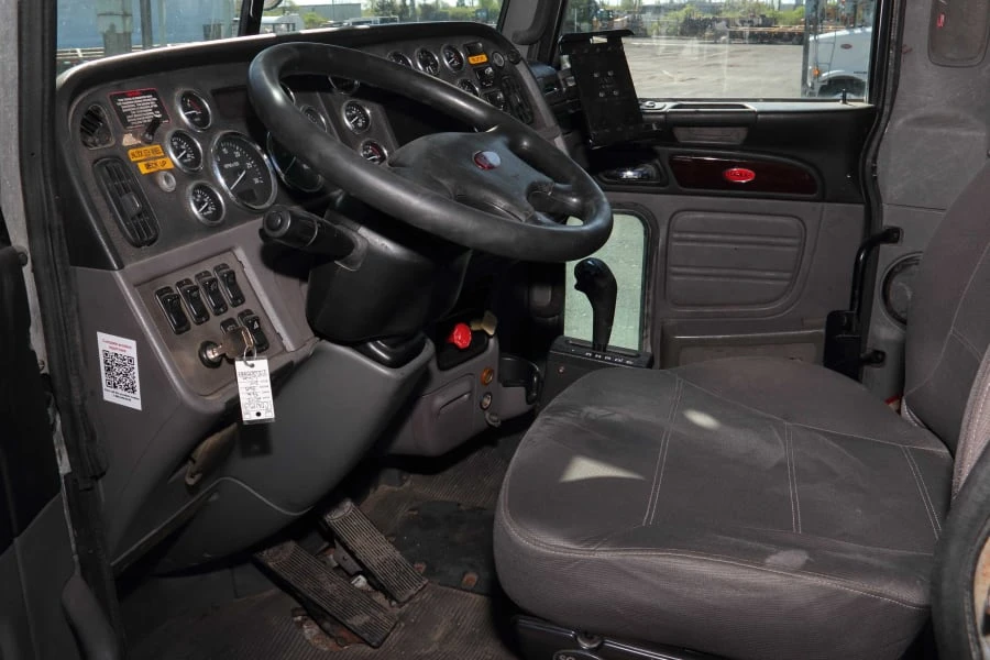 2013 Peterbilt - Image 20 of 31