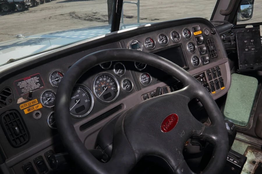 2013 Peterbilt - Image 23 of 31