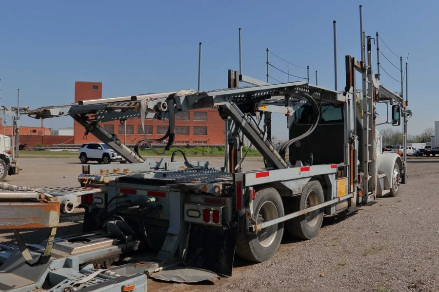 2013 Peterbilt - Image 3 of 31